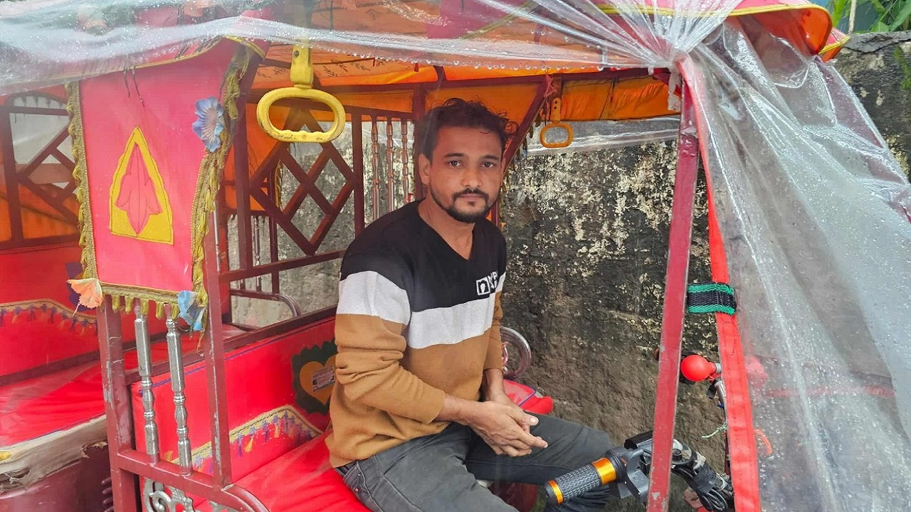 যাত্রীর ফেলে যাওয়া ১৫ লাখ টাকা মালিককে ফেরত দিলেন অটোচালক